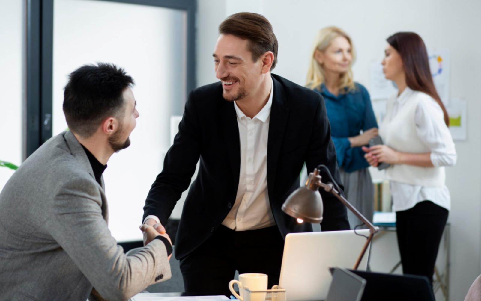 Teilnehmer arbeiten gemeinsam an Finanzmodellen während eines praktischen Workshops